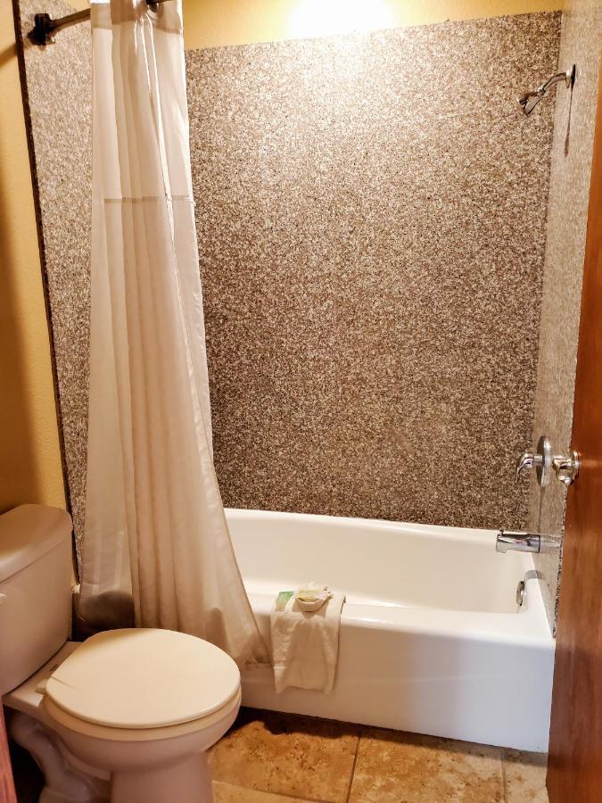 Atria Inn & Suites By Oyo, Jourdanton, Tx Zewnętrze zdjęcie